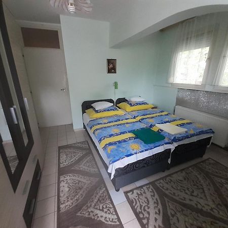 Prima Piheno Hotel Miskolc Bagian luar foto